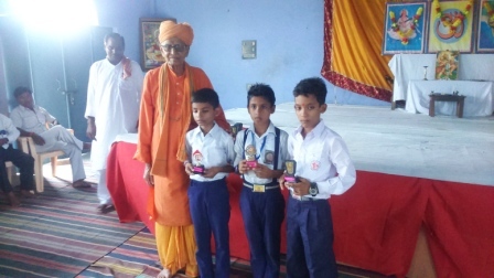 01-vijeta-bachcho-ko-puraskar-dete-mukhya-atithi