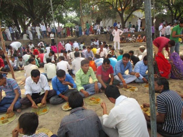 02-biriya-khaere-mandir-par-bhandara