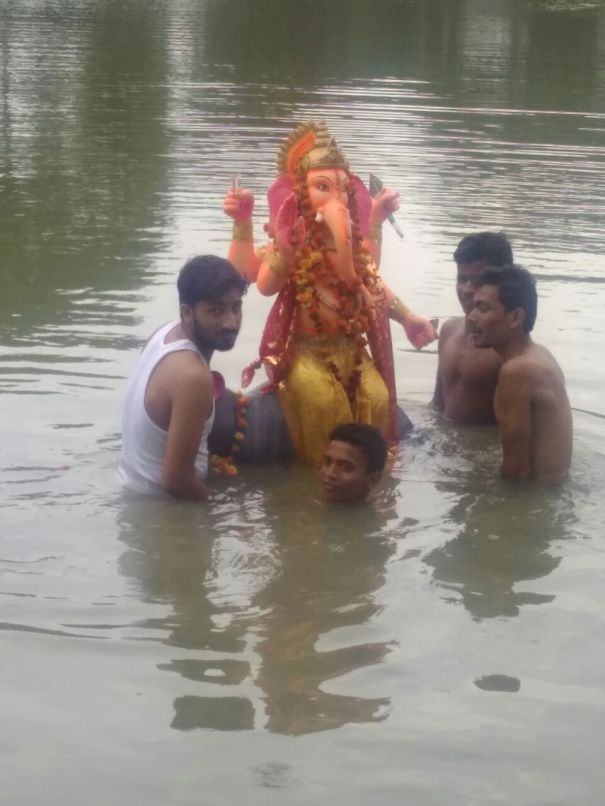 04-ganesh-paratima-visharjan-ke-dauran-ganesh-bhakt