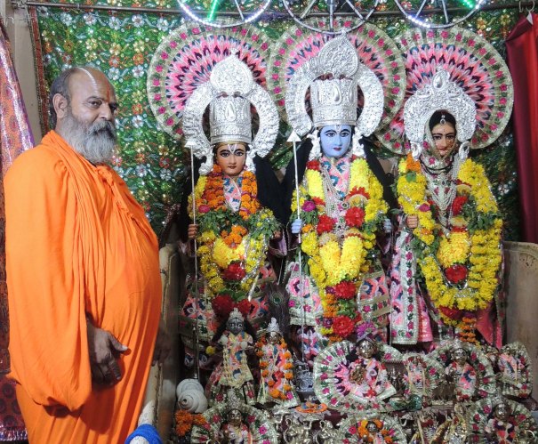 thareshwari-mandir-mein-saja-sri-ram-darbar-saath-mein-mahant-sri-siddhram-das-ji-maharaj