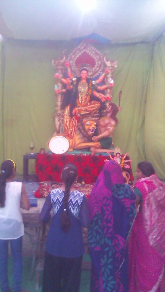 02-devi-pooja-karti-mahilayein