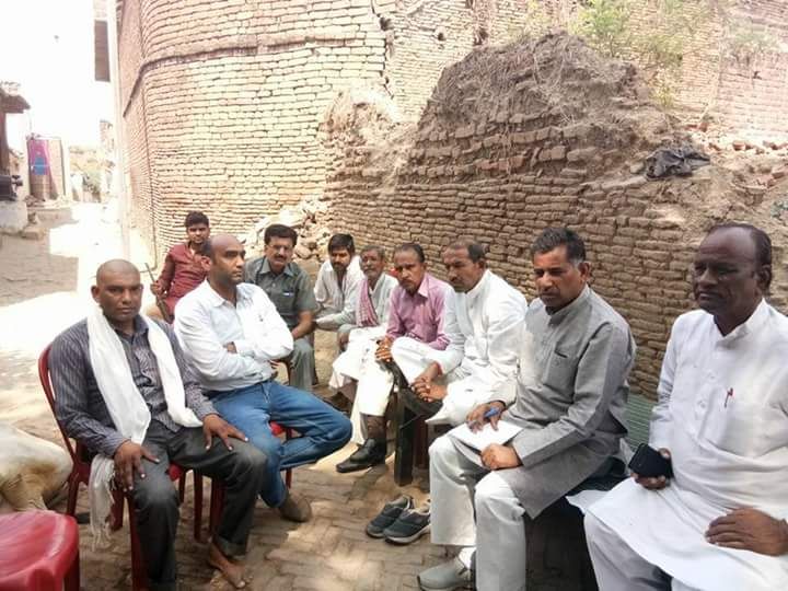 सपा नेताओं ने चंदुर्रा गांव पहुंच कर पीड़ितो को दी&nbsp;सांत्वना