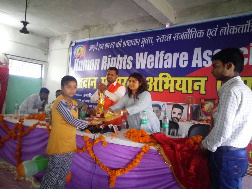 मतदाता जागरूकता और सामान्य ज्ञान प्रतियोगिता के पुरस्कारों का भव्य समारोह में&nbsp;वितरण
