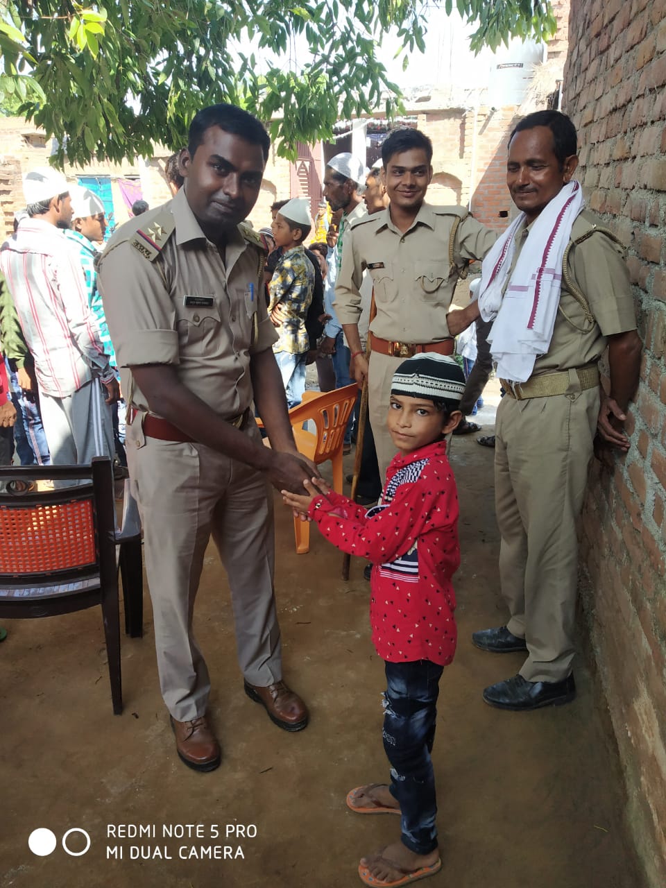 थाना प्रभारी निरीक्षक ने गले मिलकर दी&nbsp;बधाई