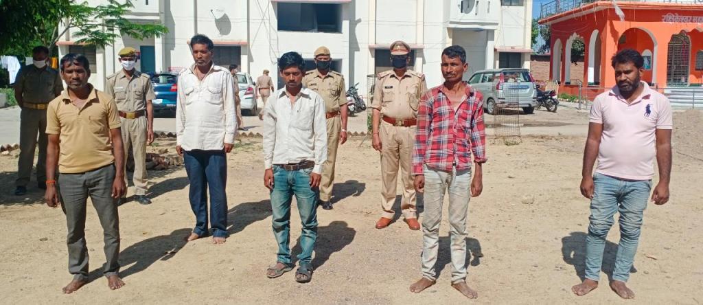 गांवों में पैर पसारे लकड़ीबाजी से कोरोना कफ्र्यू सिर धुनने को है मजबूर, जगनेवा में पुलिस ने पांच को फड़ पर नकदी सहित पकड़ा, नाल वसूलने वाले गैंगस्टर को दी&nbsp;राहत