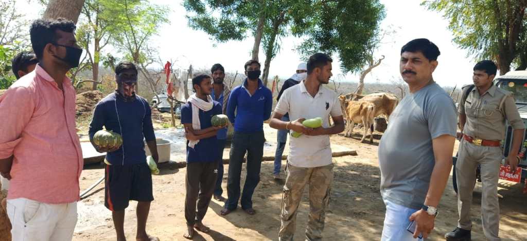 दिल्ली से पैदल मार्च करते आ रहे मजदूरों को डकोर इंस्पेक्टर ने कराई भोजन&nbsp;व्यवस्था
