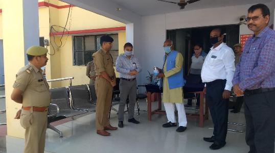 प्रशासनिक लोगों को विधायक ने किया मास्क व सेनेटाइजर का&nbsp;वितरण