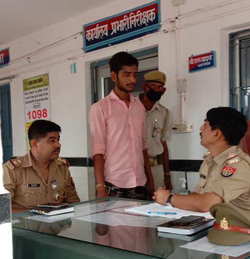 पुलिस ने तमंचा के साथ युवक को&nbsp;पकड़ा