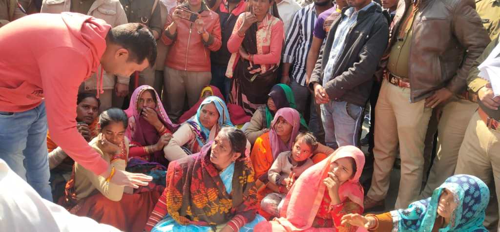 दलित ऑटो ड्रायवर  की जलने से मौत के मामले में उबाल, चौकी इंचार्ज के खिलाफ कार्रवाई की मांग को लेकर सडक पर शव रख परिजनों ने काटा&nbsp;हंगामा