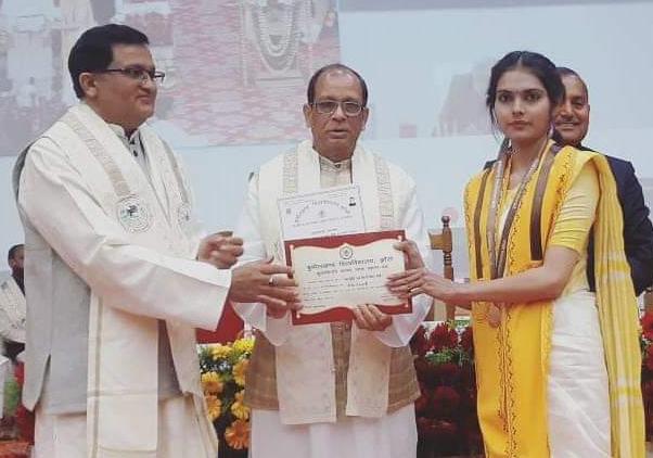 पलक द्विवेदी को राज्यपाल ने स्वर्ण व कांस्य पदक देकर किया सम्मानितछात्रा को बीटेक कंप्यूटर साइंस में टाप करने पर मिले सम्मान से नगर में खुशी की&nbsp;लहर