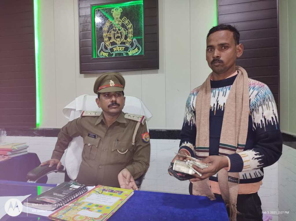 पत्नी को गुमराह करने के लिए युवक ने दी फर्जी लूट की सूचनाबैंक से एक लाख रुपए निकालने के बाद चुकाई उधारीपत्नी को गुमराह करने के लिए डायल 112 पर दे दी लूट की सूचनामौके पर कोतवाल ने पहुंचकर फर्जी सूचना का किया&nbsp;खुलासा