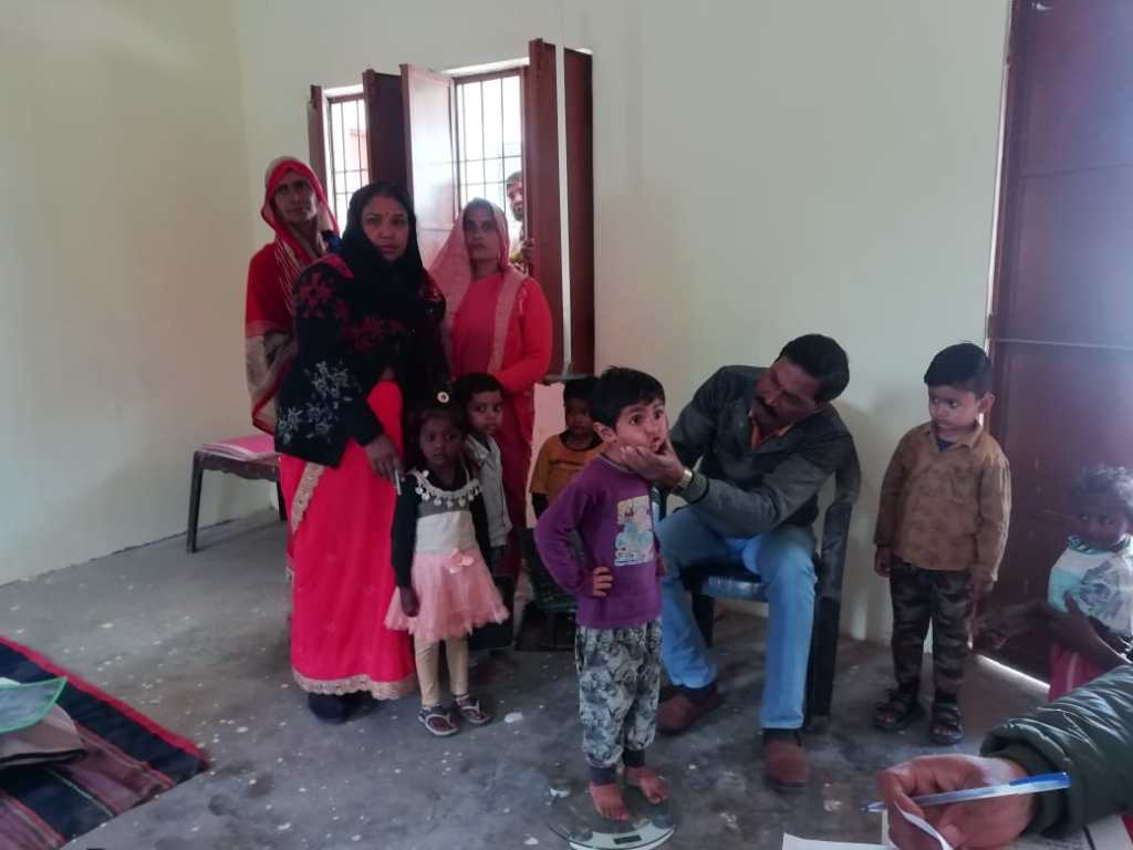 आंगनवाडी केन्द्र में डाक्टरों की टीम ने परखी बच्चो की&nbsp;सेहत
