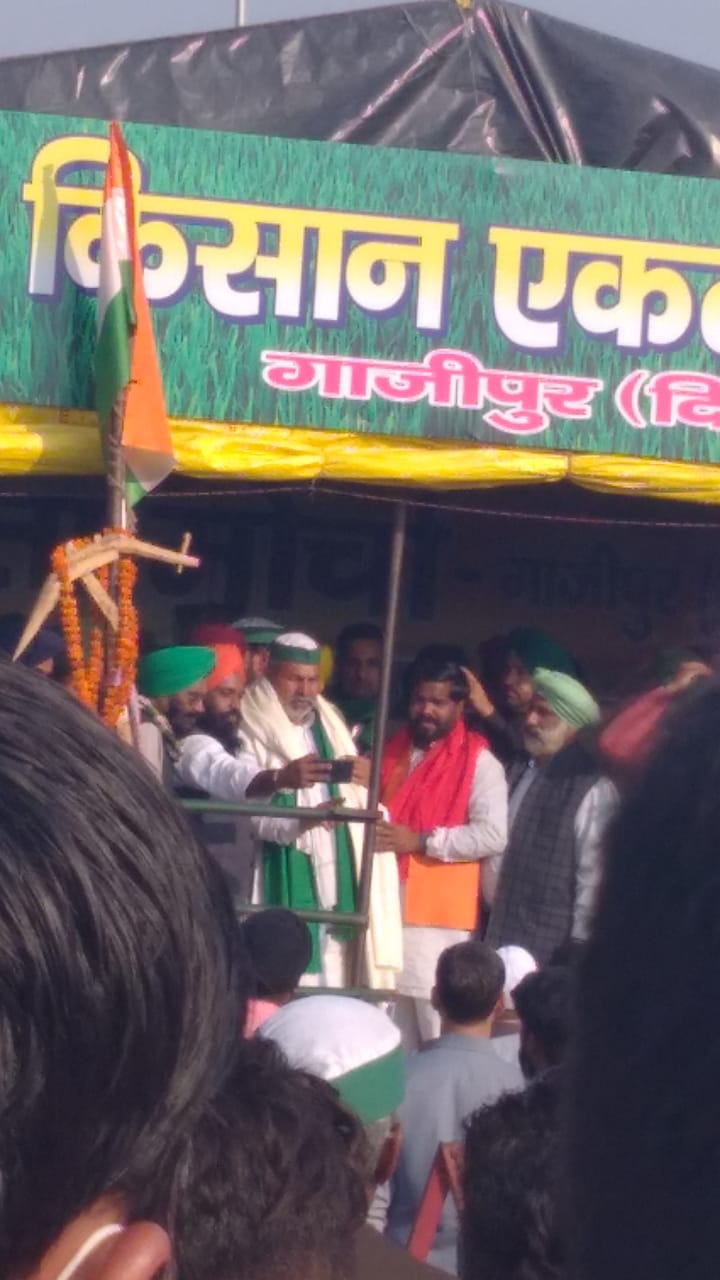 गाजीपुर बार्डर पहुंचकर जिले के सपाइयों ने टिकैत को&nbsp;नवाजा