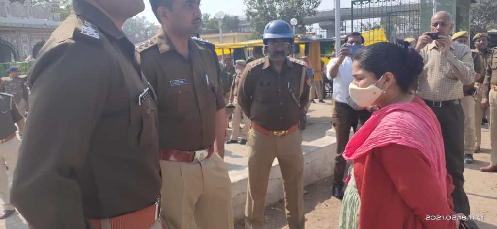 रेल रोकने का प्रयास करते हुये किसान संघर्ष मोर्चा के नेता गिरफ्तार, प्रशासन की सिरदर्दी का शान्तिपूर्ण&nbsp;पटाक्षेप