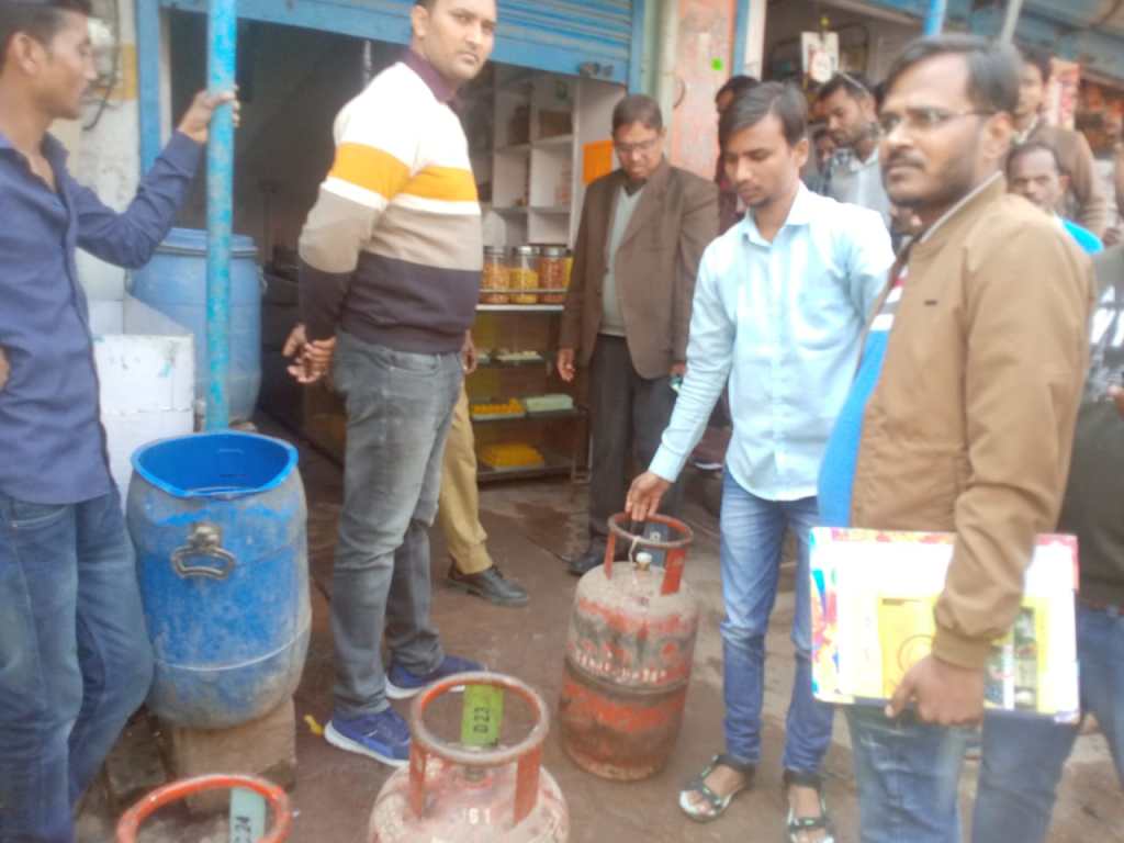घरेलू सिलेंडर उपयोग करने वाले दुकानदारों पर चला प्रशासन का&nbsp;चाबुक