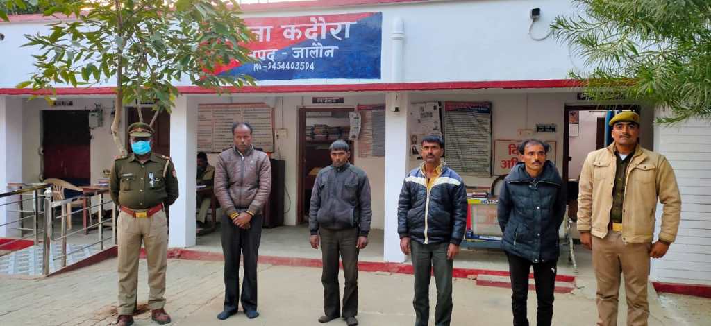 गौकशी के लिए मवेशी लेकर जा रहे चार युवक&nbsp;पकड़े