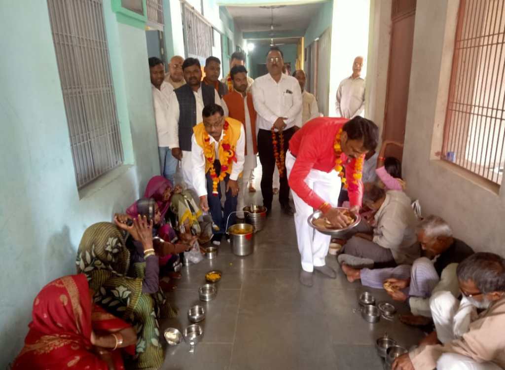 भाजपा नगर अध्यक्ष ने पिता की पुण्य तिथि पर गरीबों को कराया&nbsp;भोजन