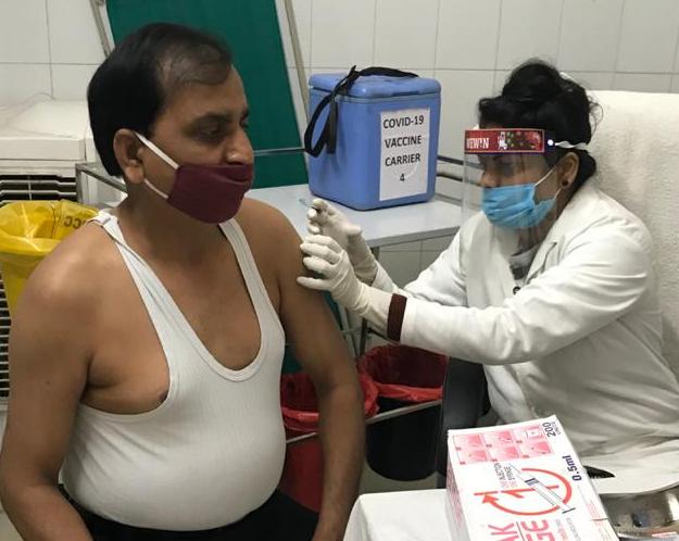 नगर पालिका ईओ व पीटीसी जवानों को दी गई कोरोना वैक्सीन की&nbsp;डोज