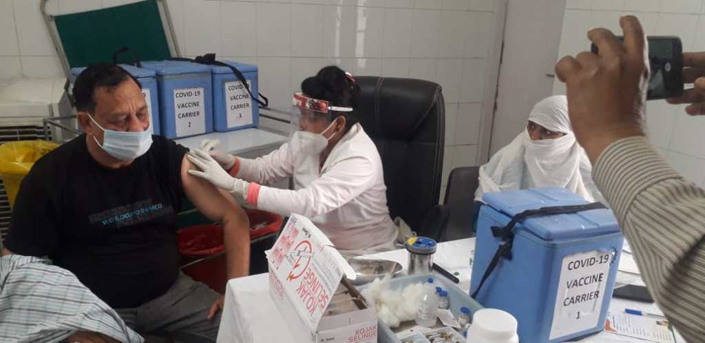 चौथे चरण में पुलिस उपाधीक्षक सहित कई पुलिस कर्मियों को दी गई कोरोना वैक्सीन की&nbsp;डोज