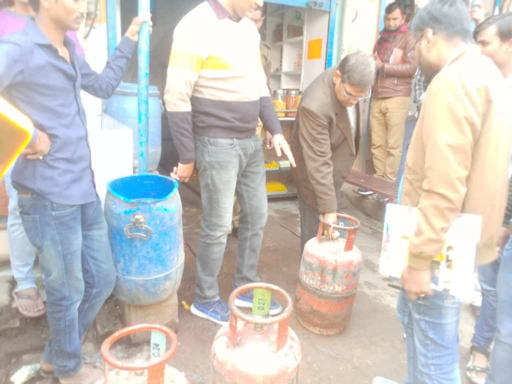 घरेलू सिलेंडरों की बाजार में हुई जांच, दुकानदारों को मिले&nbsp;नोटिस