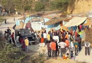 अवैध बताकर वन विभाग की टीम ने तोड़ा निर्माण कार्य,भीड़ एकत्रित होने पर वापस लौटी&nbsp;टीम