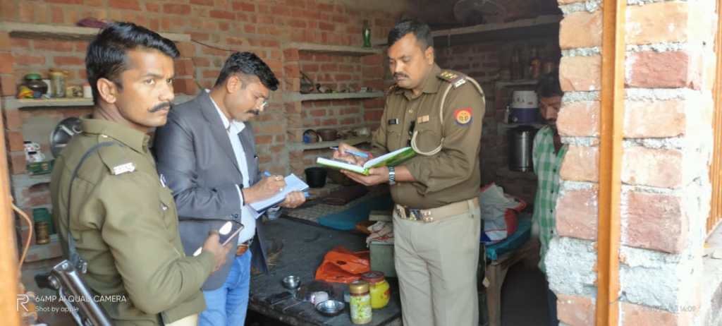 चोरों ने तीन घरों से लाखों के जेवर नकदी उड़ाए, गांव में की फायरिंगएट थाना क्षेत्र के ग्राम बिलायां की&nbsp;घटना
