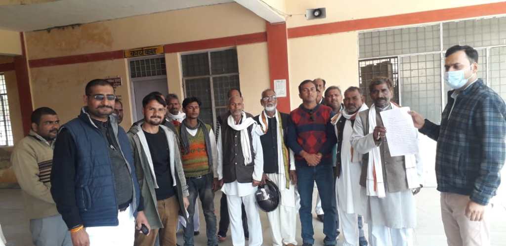 लेखपाल के पक्ष में उतरे ग्रामीण, की फर्जी शिकायत करने वालों पर कार्रवाई की&nbsp;मांग