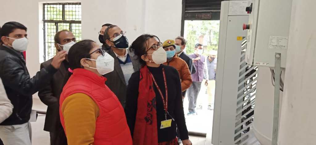 ओमिक्रोन वेरियंट के सिर उठाने के बीच शासन की नोडल अधिकारी ने मेडिकल कालेज में लिया  ऑक्सीजन प्लांट का&nbsp;जायजा
