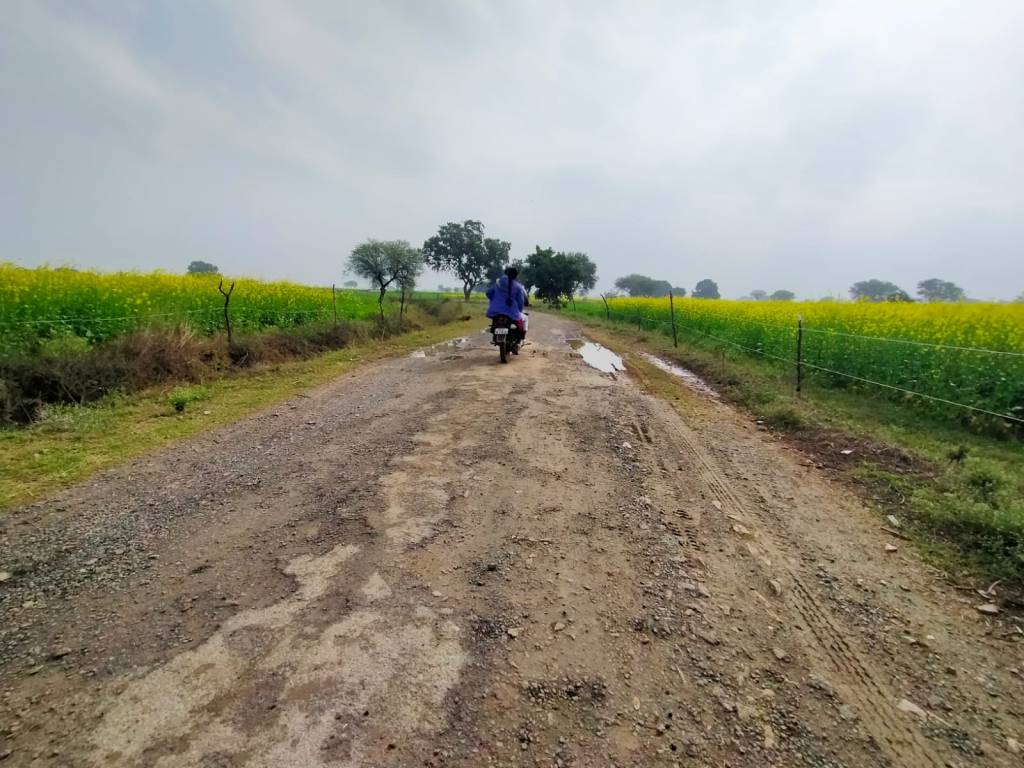 भिटारी से अटरा रोड उखड़ कर गड्डो में&nbsp;तब्दील