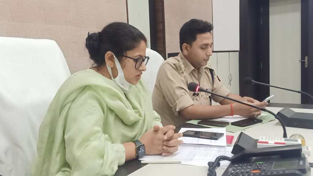 स्पेशल समोसों के चटखारे का मौक़ा दे कर डीएम, एसपी ने मीडिया कर्मियों के साथ संवाद में माहौल बनाया खुशगवार , क़ानून व्यवस्था पर आंच रोकने के लिए मुख्यमंत्री  की￼ नयी&nbsp;रणनीति