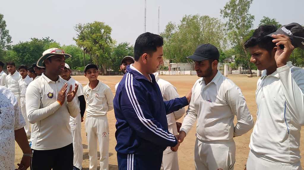 दो ओवर खेल कर एसपी ने किया डीसीए के अंडर 19 सिलेक्शन मैच का&nbsp;शुभारंभ