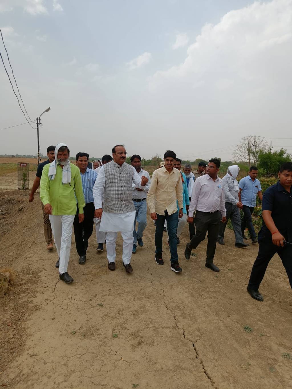 ऊसर जमीन में जैविक खेती की लहलहाती फसल मंत्री को कर गयी&nbsp;अभिभूत