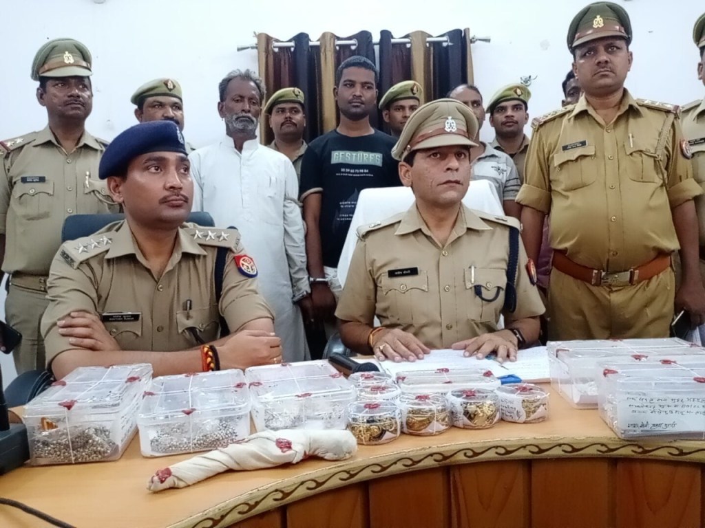 मदारीपुर चोरी काण्ड के पर्दाफ़ाश के लिए एस ओ जी व सर्विलांस टीम ने पाताल खोद कर माल सहित 5 चोर दबोचे , अपर पुलिस अधीक्षक ने पत्रकार वार्ता में&nbsp;किया