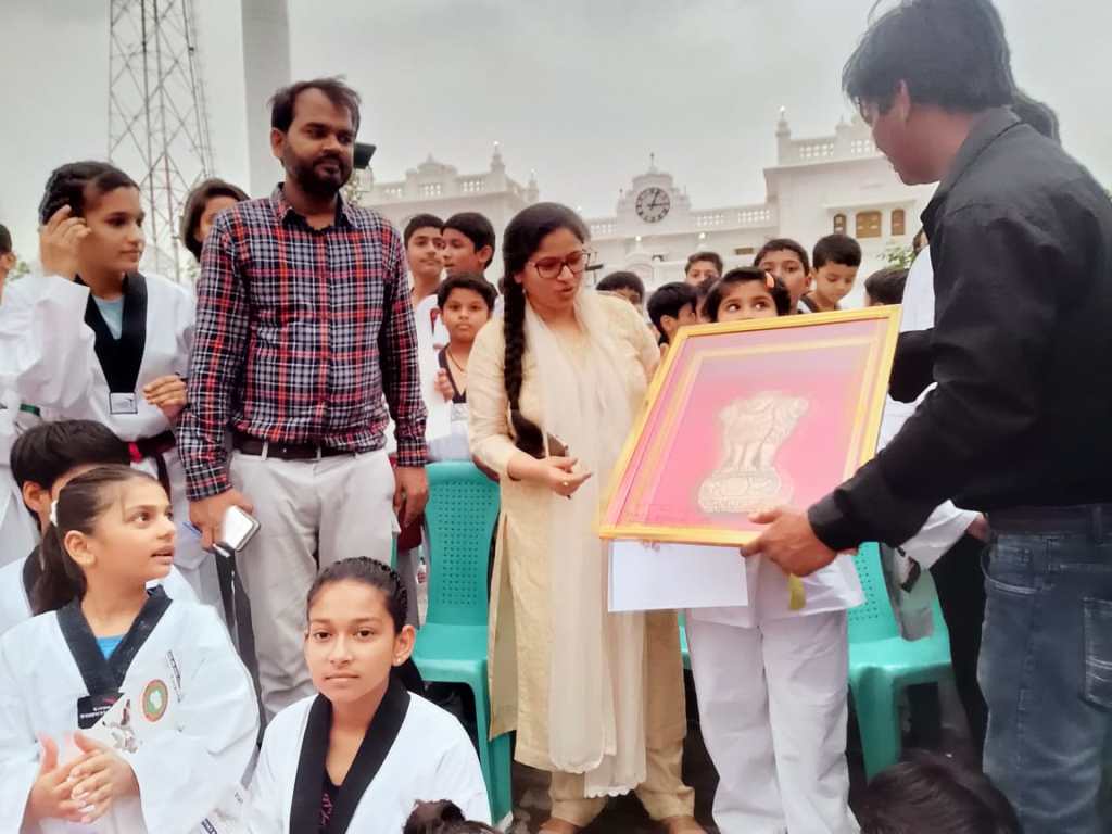 ताईक्वांडो प्लेयरों को जिलाधिकारी ने बेल्ट देकर&nbsp;नवाजा