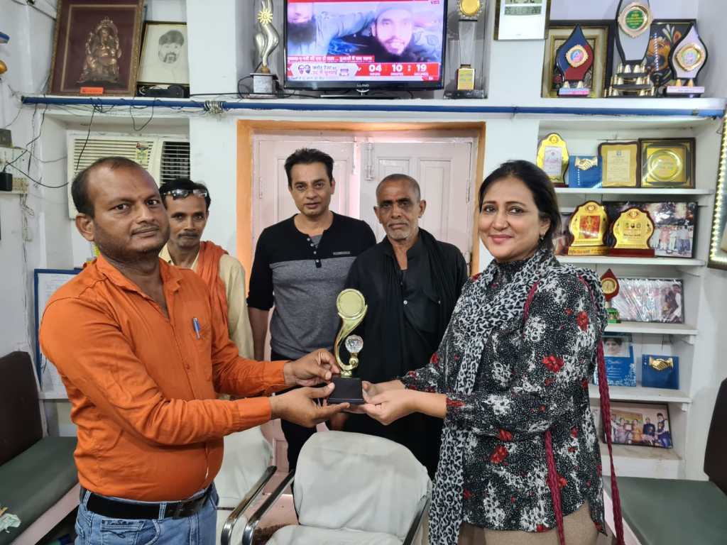 युवा वैज्ञानिक को समाज सेवियों ने किया&nbsp;सम्मानित