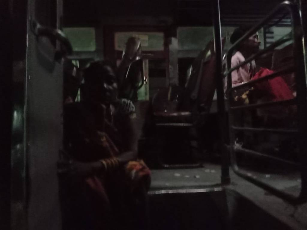 खराब रोडवेज  बस  रात में  बीच रास्ते  तीन घंटे तक खडी रही, चालक परेशान यात्रियों  से करता रहा गाली&nbsp;गलौच