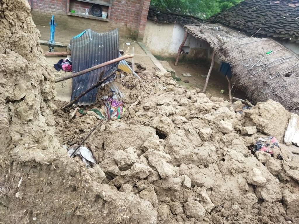 पानी से ढही कच्ची दीवार के मलबे में दब कर किशोरी की&nbsp;मौत