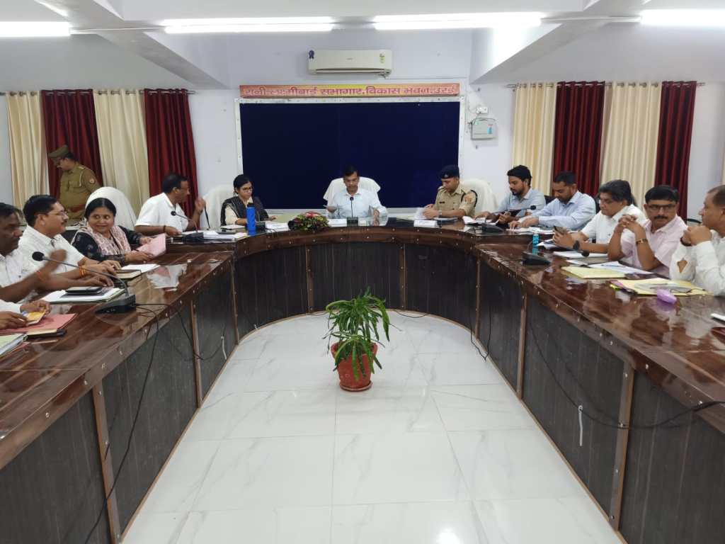 बाढ़ प्रभावित ग्रामों में अभी तक विद्युत आपूर्ति सुचारू न हो पाने से मंडलायुक्त का पारा गरम, समीक्षा बैठक में एक्सीयन द्वितीय को प्रभावित क्षेत्रों में ही कैम्प करने के&nbsp;निर्देश
