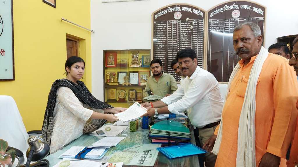 रामपुरा क्षेत्र में बाढ़ पीड़ित ग्रामों की समस्याओं को लेकर जिलाधिकारी से प्रधानों संग मिले क्षेत्र पंचायत प्रमुख, स्थायी प्रबंधन के लिए ज्ञापन के जरिये दिये&nbsp;सुझाव