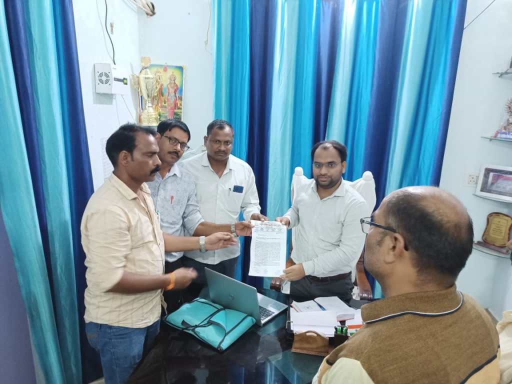 शिक्षिकाओं के साथ बीईओ कदौरा की अभद्रता की बीएसए से शिकायत, कार्यवाही न करने पर दी अनशन की चेतावनी 