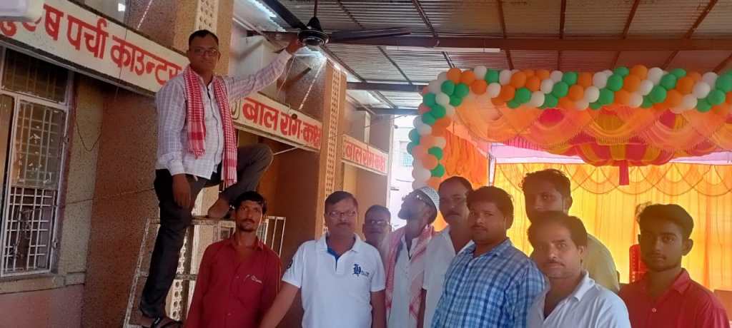 प्रधानमंत्री नरेन्द्र मोदी के जन्मदिन पर अस्पताल में दान किये यूसुफ अंसारी ने दो पंखे,पर्ची व दवा वितरण में कांउटर पर लगने वाली भीड़ को मिलेगी&nbsp;राहत