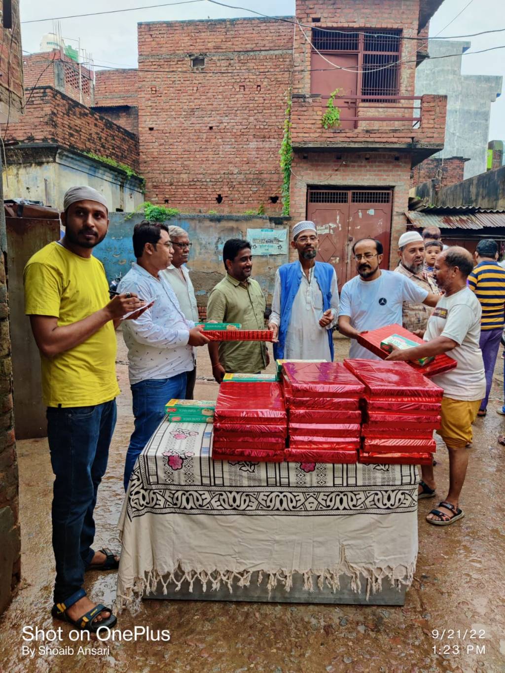 युसूफ भाई ने प्रतिष्ठान के कर्मचारियों को बांटे कीमती&nbsp;उपहार