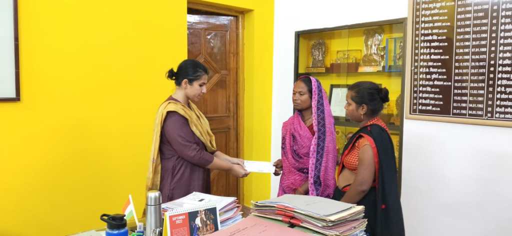 नाले में डूबे व्यक्ति की पत्नी को जिलाधिकारी ने दिलाई 50हजार की&nbsp;सहायता