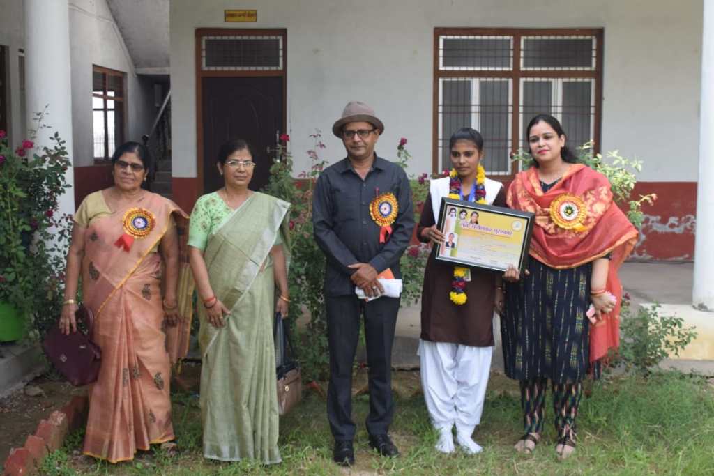 मुसीबतों में तपकर  कर जीना सिखाता है लता मंगेशकर का&nbsp;जीवन