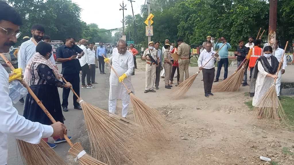 मंत्री को सड़क पर लगानी पड़ी झाड़ू, जानिये&nbsp;माजरा