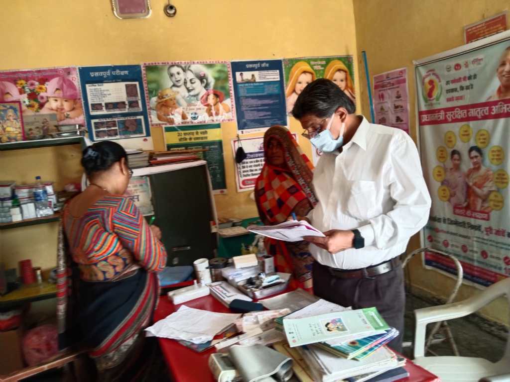 सीएमओ ने किया कई अस्पतालो का औचक निरीक्षण, नदारत मिले डॉक्टर और कर्मचारियो का एक दिन का वेतन&nbsp;रोका