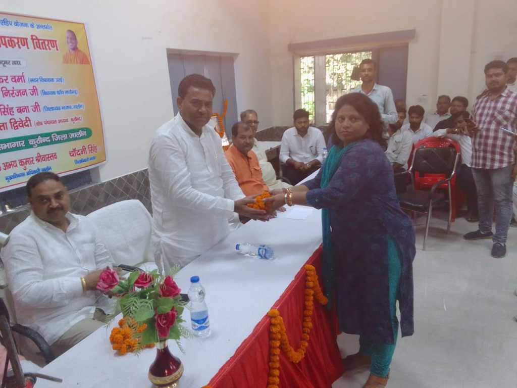 सरदार वल्लभ भाई पटेल की जयंती के मौके पर सदर विधायक गौरी शंकर बर्मा ने दिव्यांगों को बाटी&nbsp;साइकिले