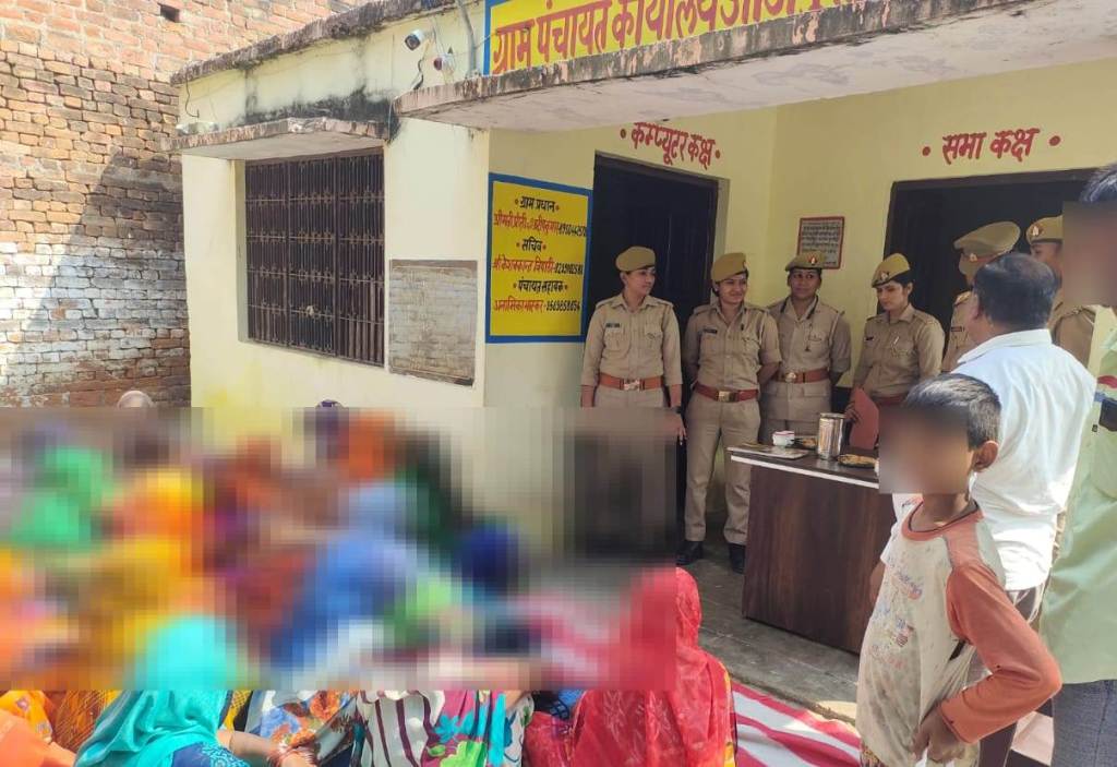 महिला सुरक्षा विशेष दल की टीमों ने अराजक हरकतों को लेकर हेल्प लाइन नम्बरों से लड़कियों को अवगत कराया एसपी के निर्देश पर सभी थाना क्षेत्रों में&nbsp;अभियान