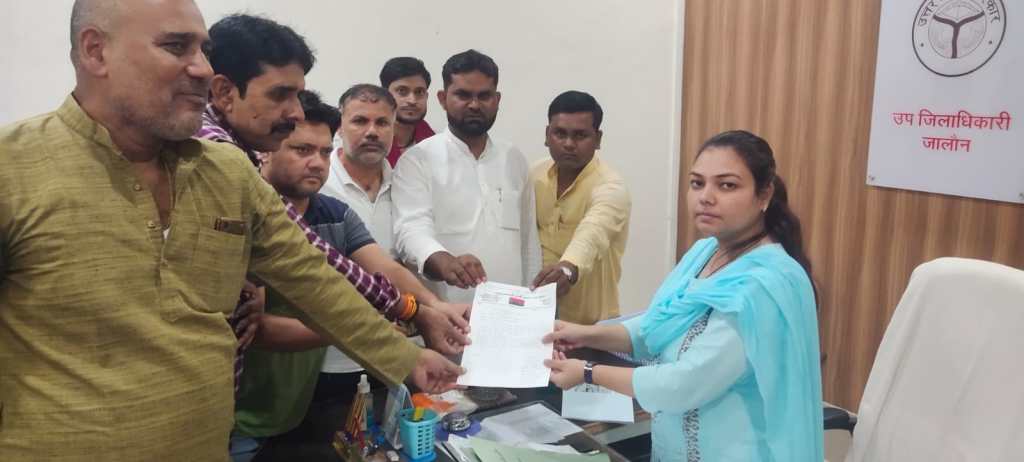सपा नेताओं ने एसडीएम को सौंपा ज्ञापन, मतदाता सूचियों में नगर के बाहर के लोगों के नाम निकालने की&nbsp;मांग