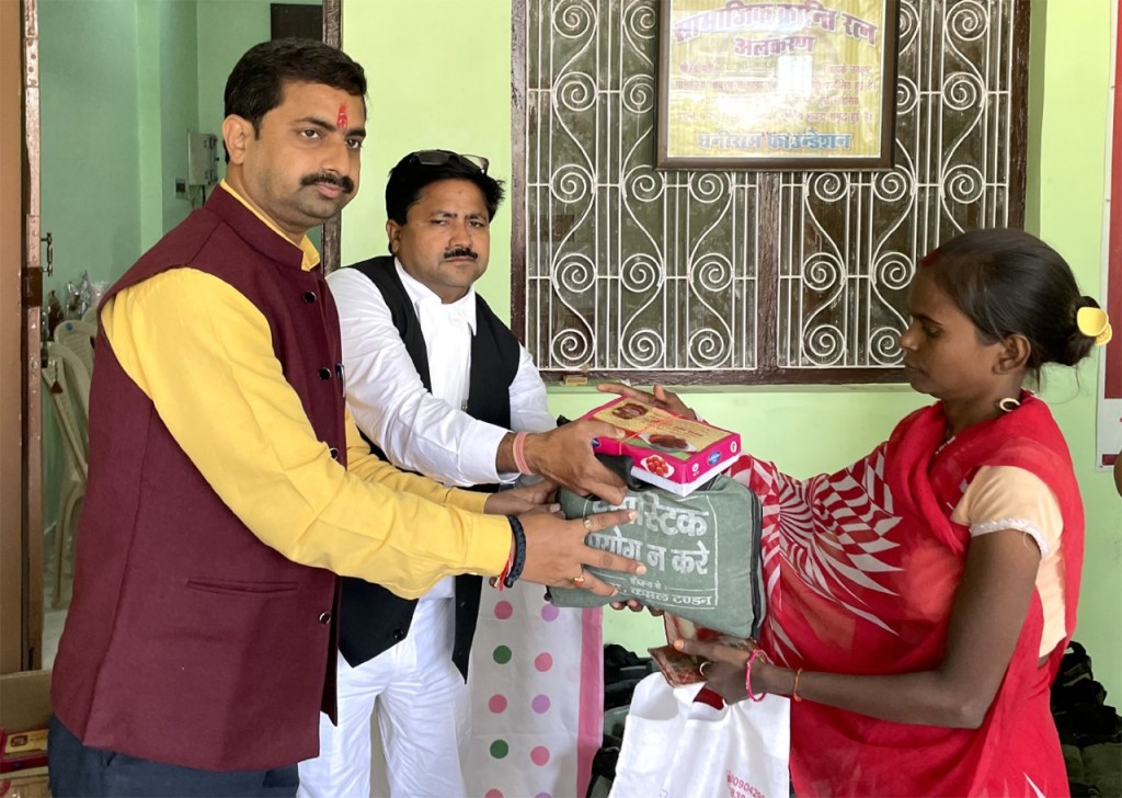 अनाज बैंक के स्थापना दिवस पर वितरण : पाँच वर्ष पूरे&nbsp;हुए